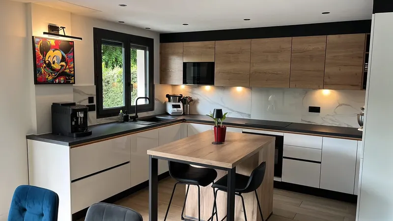 Cuisine moderne avec plan de travail en pierre et îlot central…, réalisée par Cuisines ELITE Chanteloup-en-Brie, vue 1 sur 4