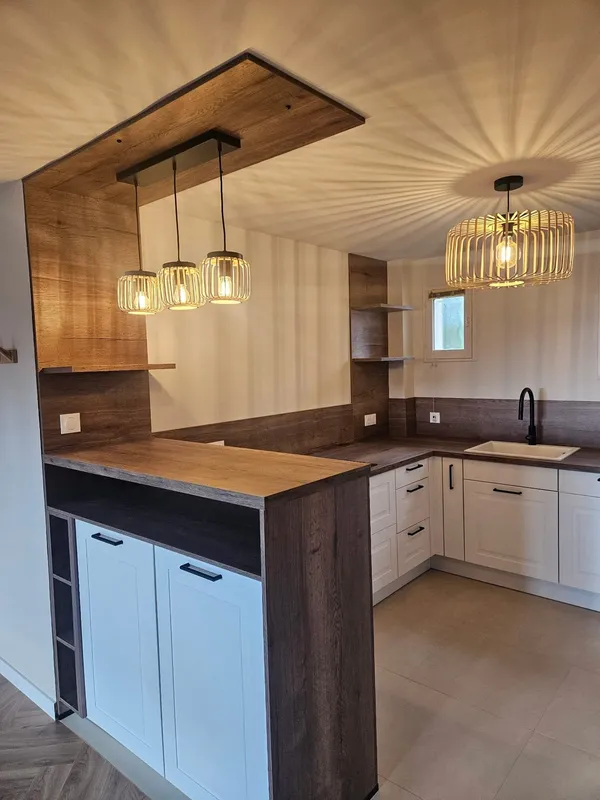 Cuisine au design contemporain et raffiné, réalisée par Cuisines ELITE Toulon, vue 1 sur 3