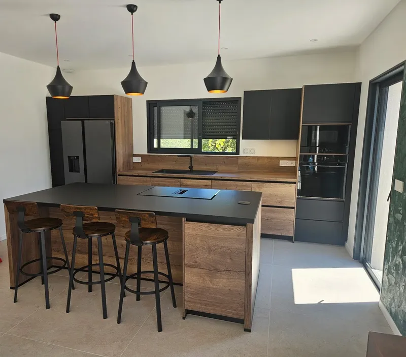 Cuisine contemporaine au style industriel, réalisée par Cuisines ELITE Toulon, vue 1 sur 3