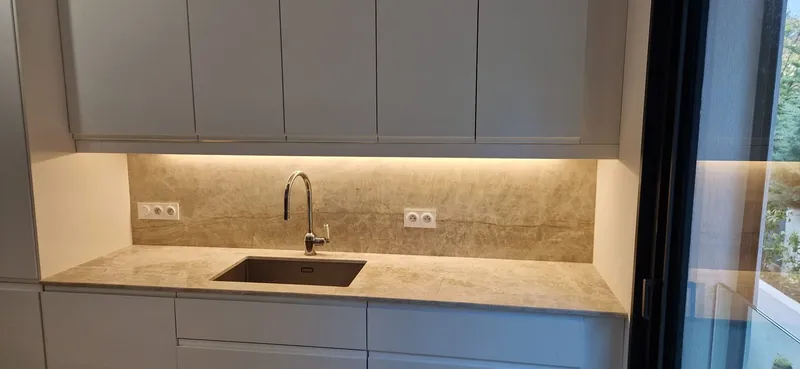 Design élégant aux tons naturels, réalisée par Cuisines ELITE Toulon, vue 1 sur 4