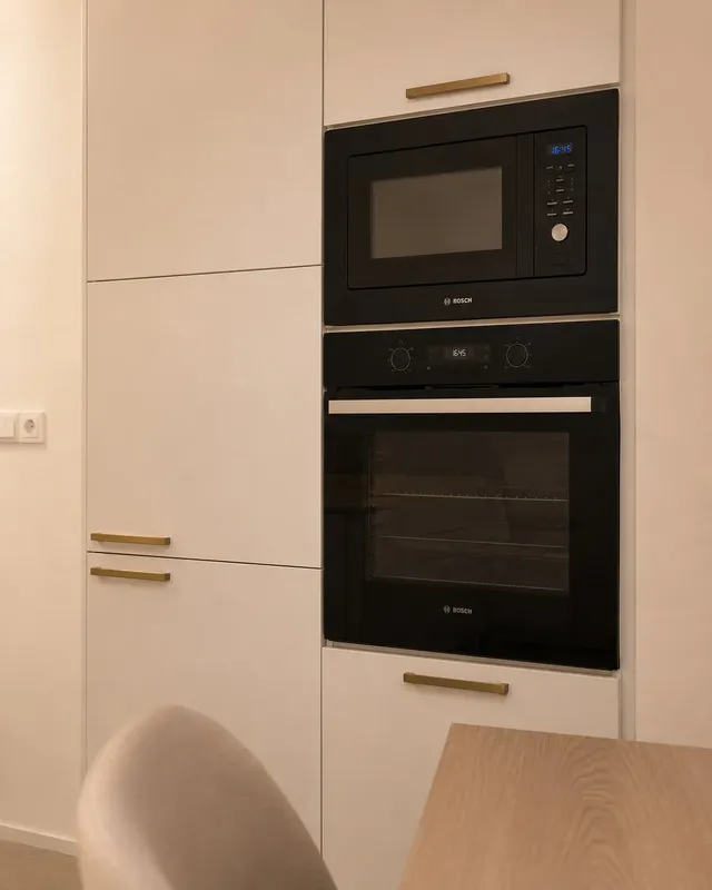 Cuisine blanche et bois clair : un style scandinave chaleureux et…, réalisée par Cuisines ELITE Montfermeil, vue 1 sur 3