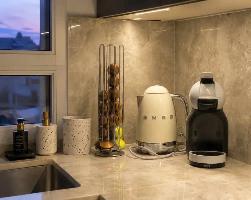 Crédence en pierre pour une cuisine élégante, réalisée par Cuisines ELITE Paris 12, vue 1 sur 3