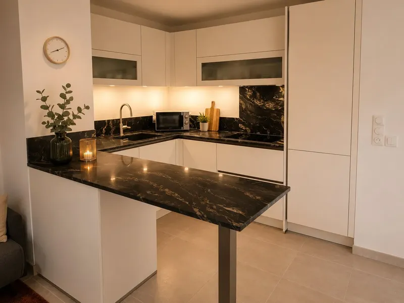 Cuisine contemporaine au contraste raffiné, réalisée par Cuisines ELITE Toulon, vue 1 sur 2